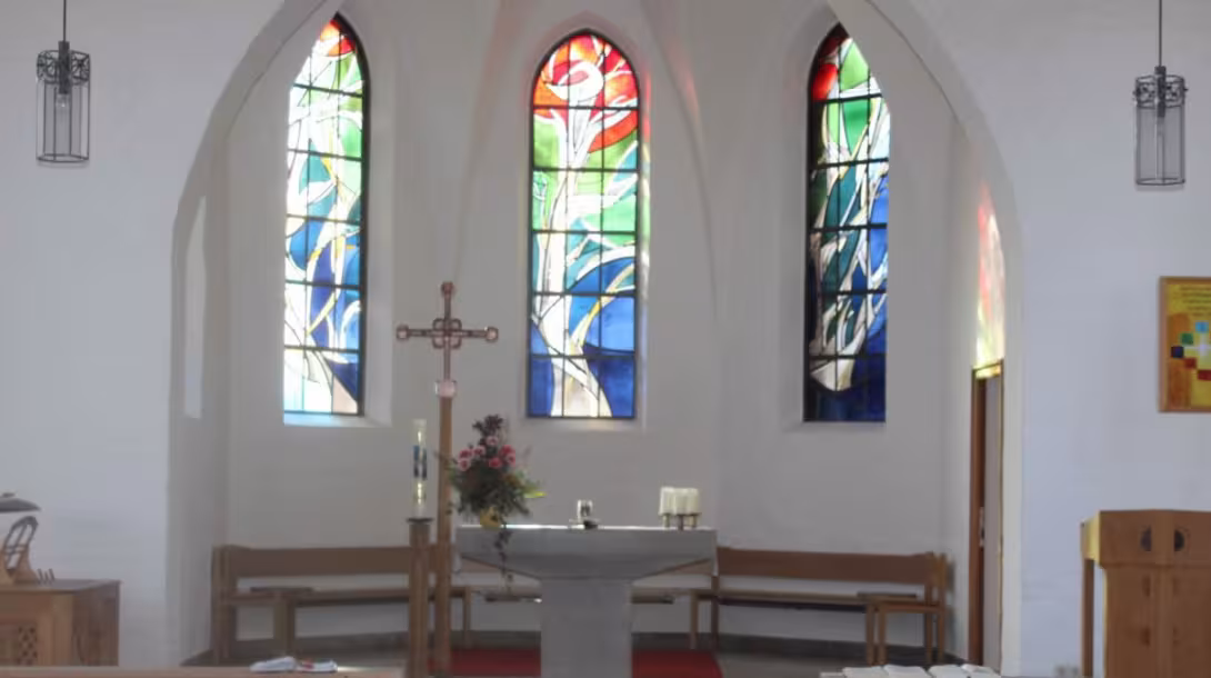 Die Fenster hinter dem Altar der Zwieseler Kreuzkirche
